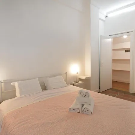 Pet Friendly In With Kitchen